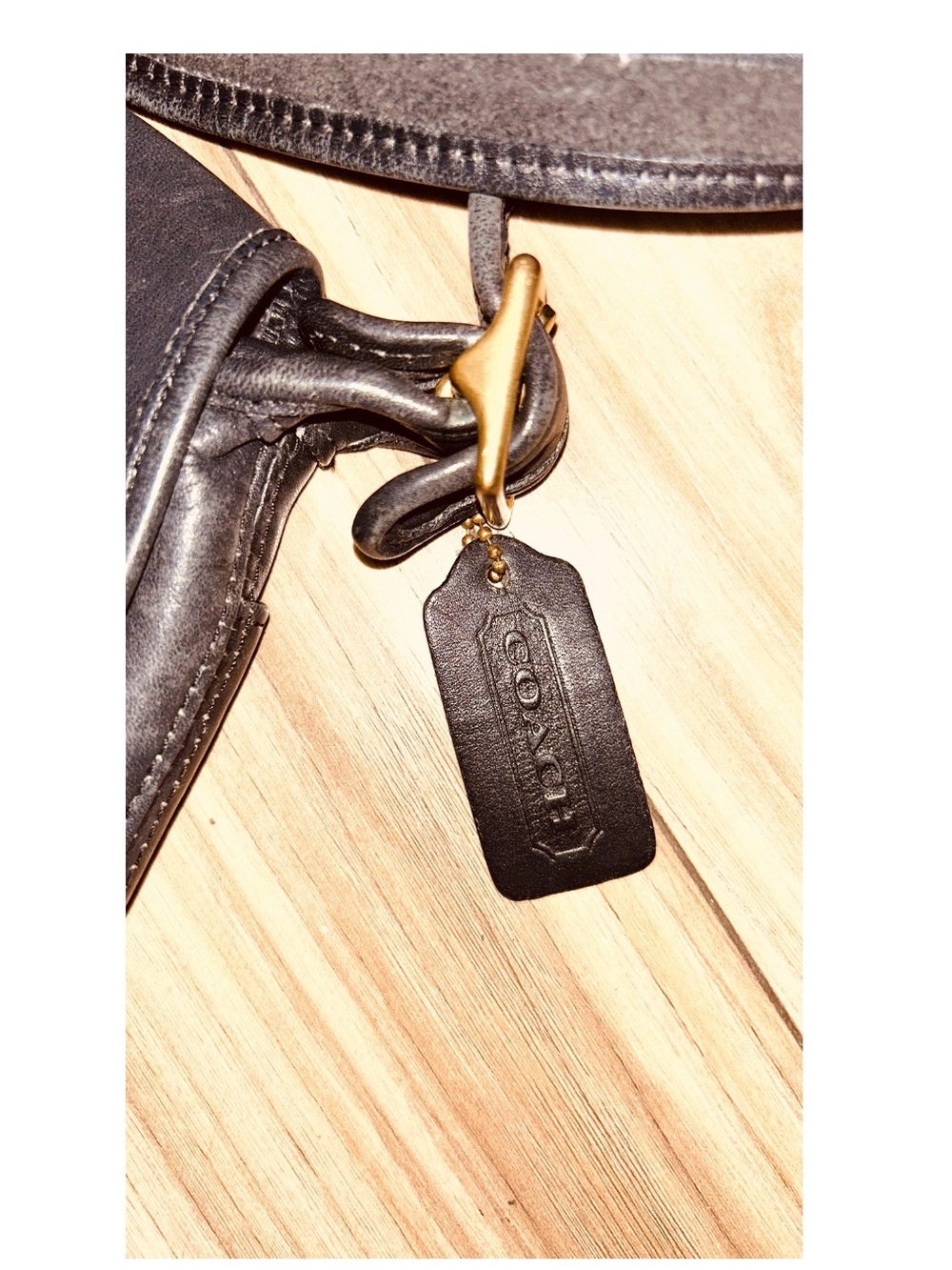 Classic Black Leather Crossbody Bag with Gold Turnlock vintage - Picture 2 of 5